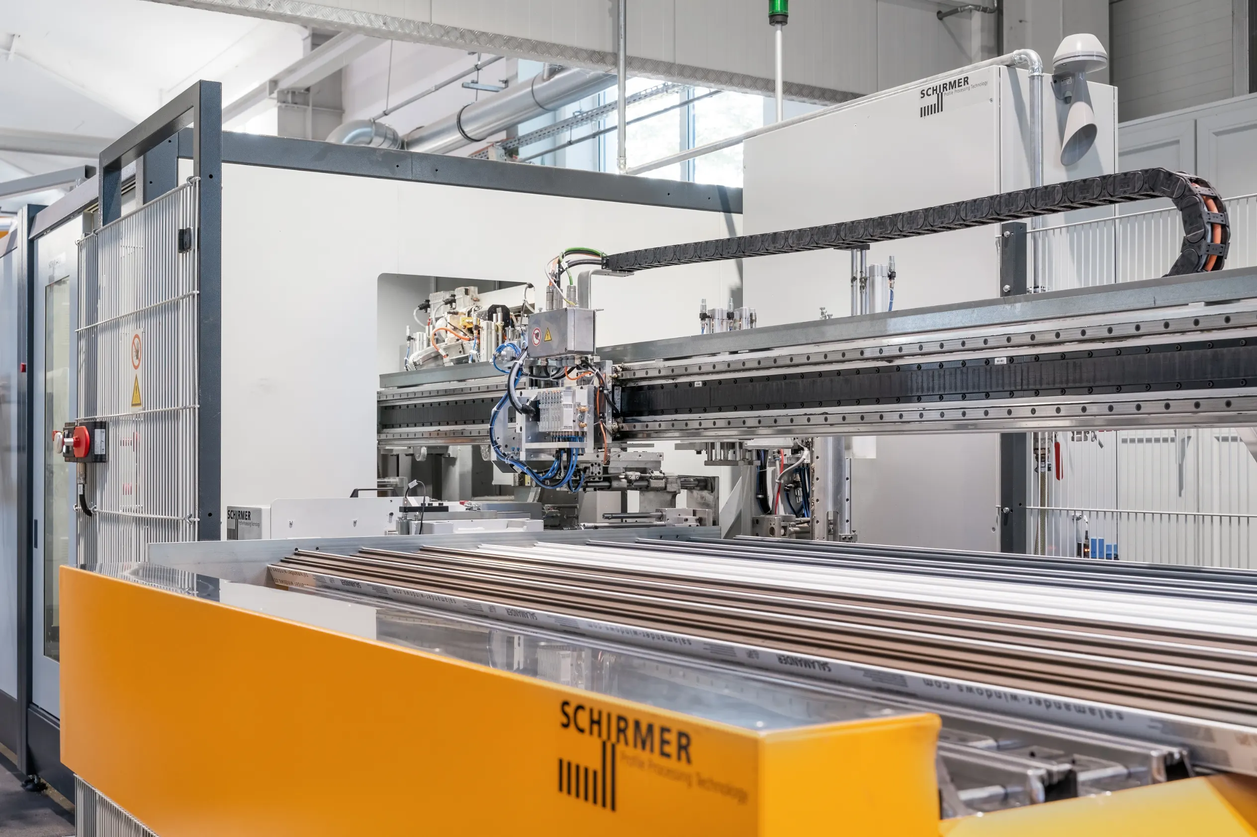 Industriefotografie: CNC-Anlage zur Profilbearbeitung im Fensterbau – Patzsch Werbefotografie