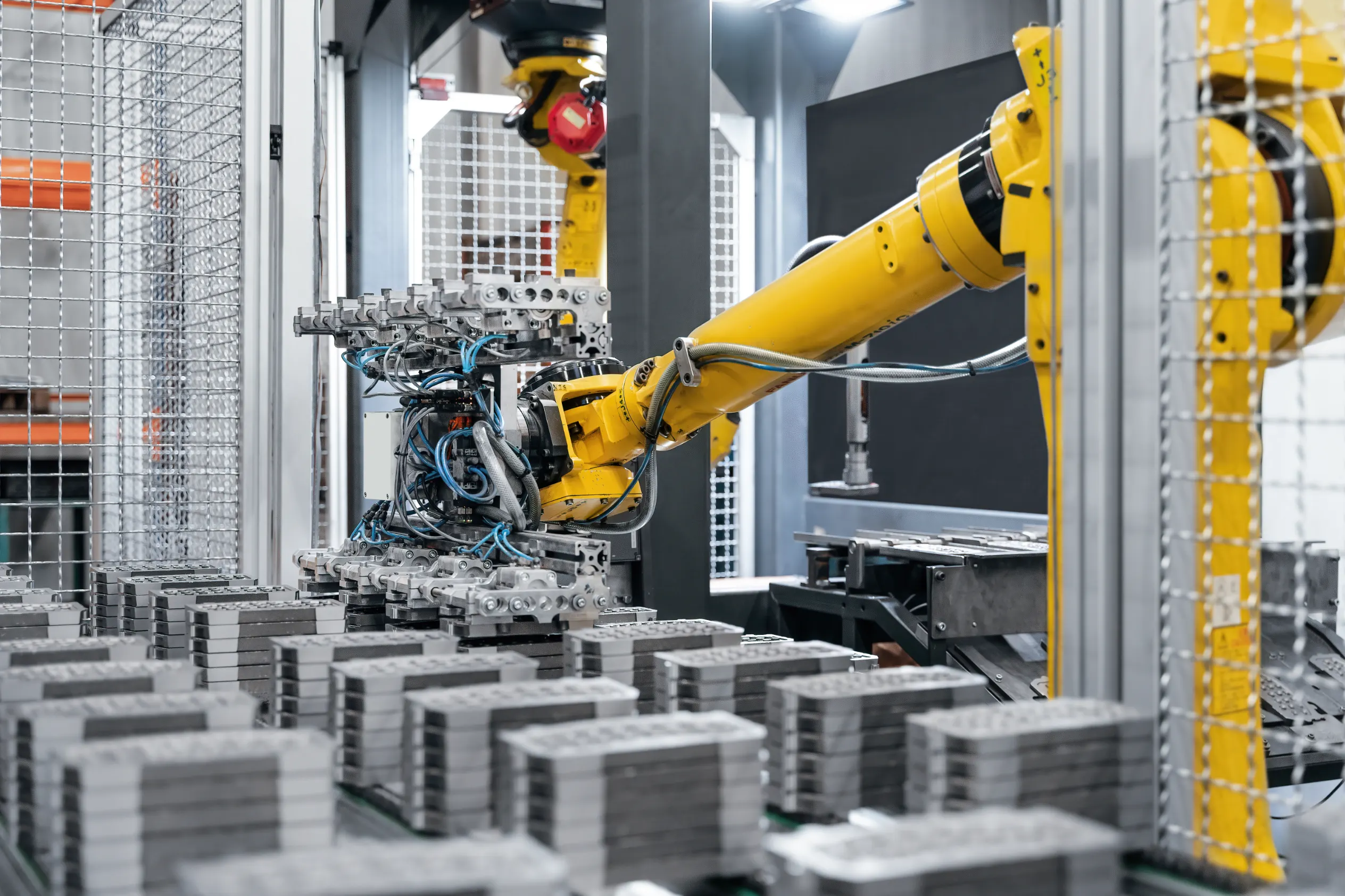 Industriefotografie: Industrieroboter palettiert Stanzteile in der Fertigung – Patzsch Werbefotografie