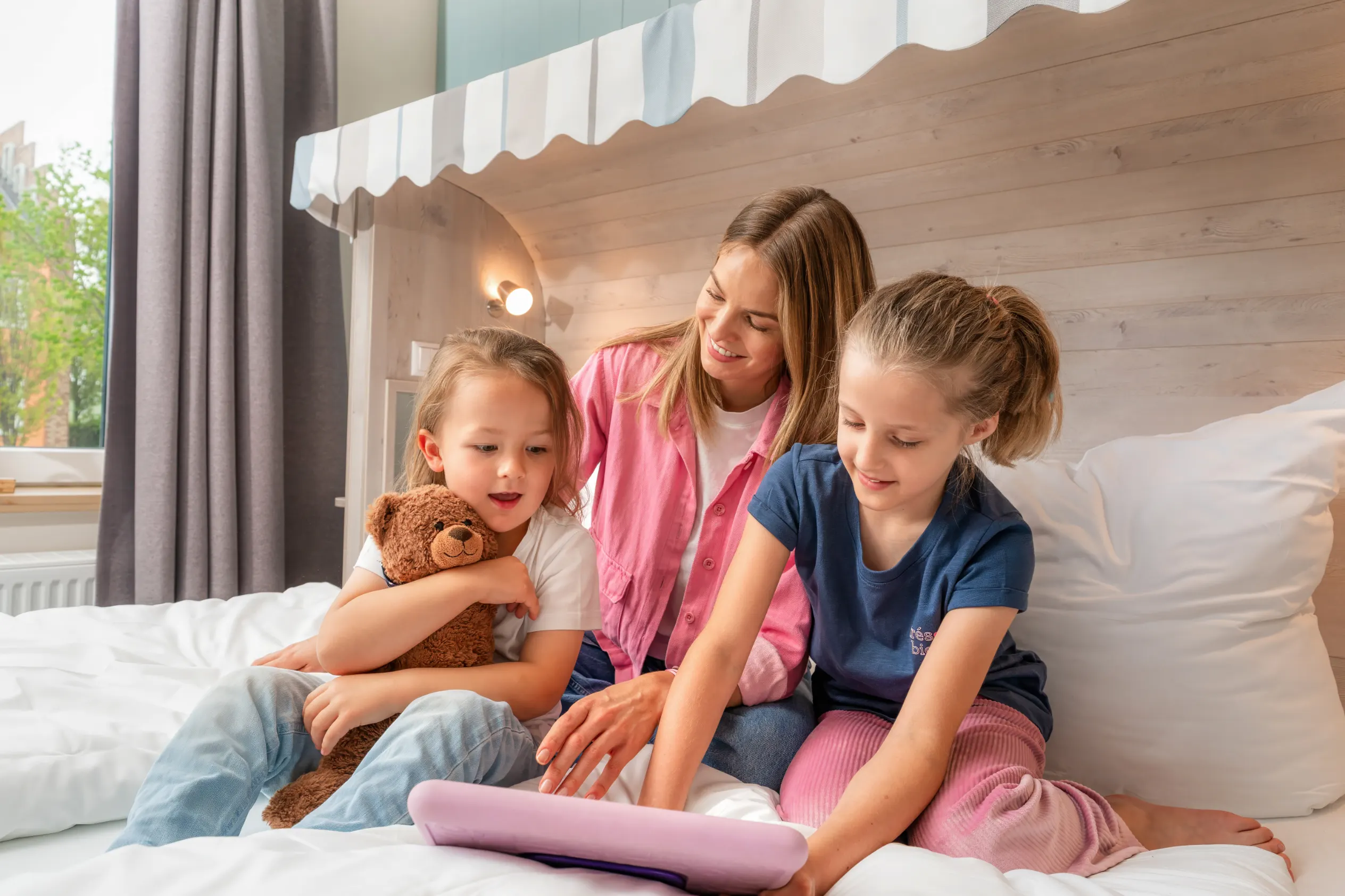 Gestellte Familienszene mit Models: Mutter liest mit zwei Kindern – Patzsch Werbefotografie