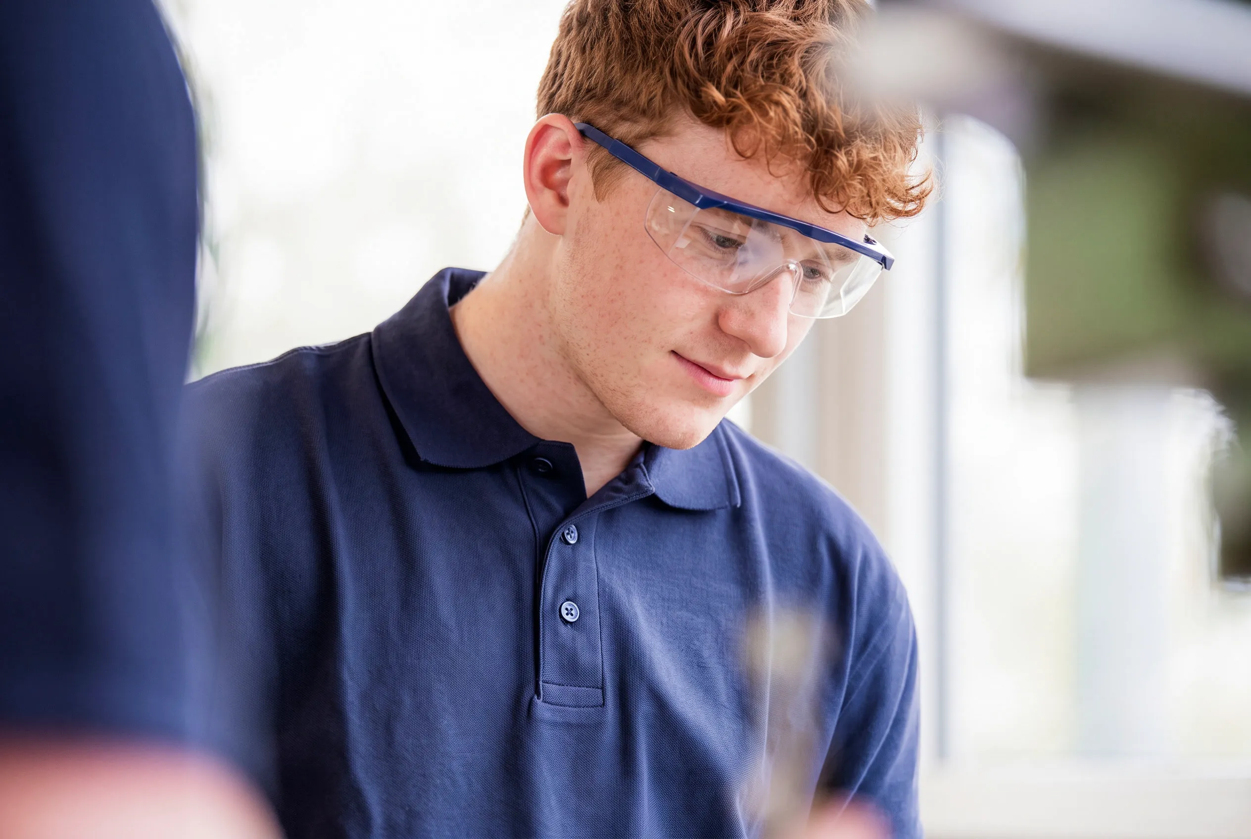 Auszubildender mit Schutzbrille bei der Arbeit – Patzsch Werbefotografie