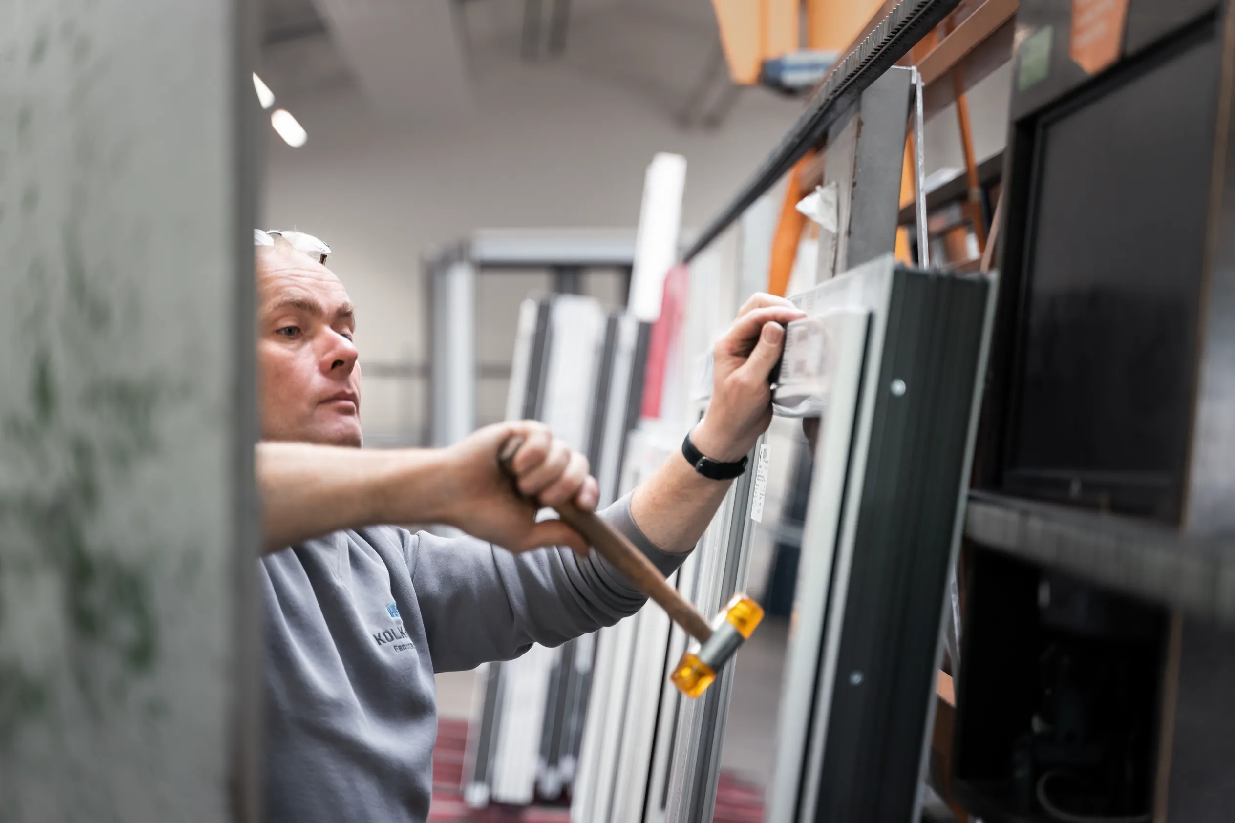 Mitarbeiter bei der Montage im Fensterbau – Reportageaufnahme bei laufender Arbeit – Patzsch Werbefotografie