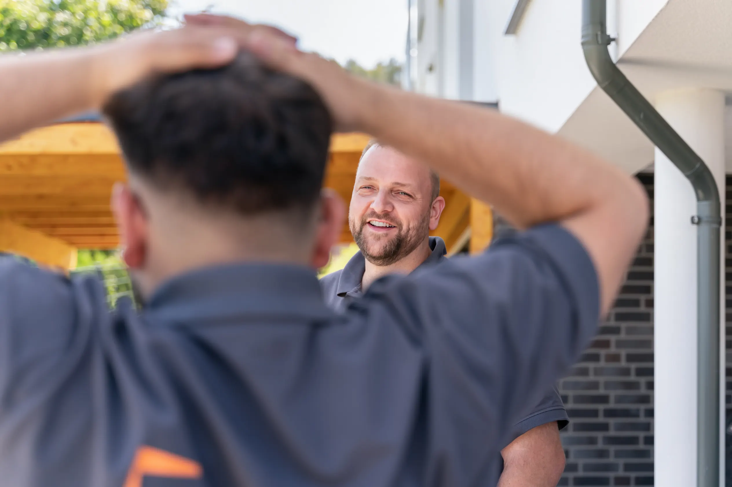Zwei Handwerker im Gespräch vor dem Haus – Reportageaufnahme – Patzsch Werbefotografie